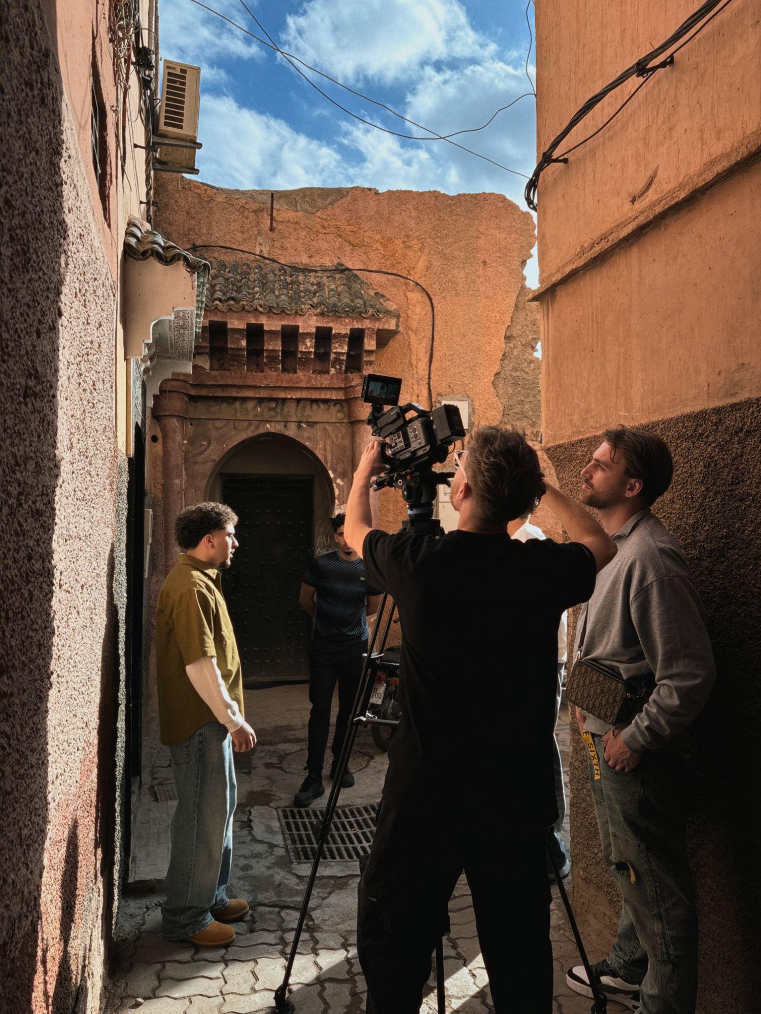 Behind the scenes: filming with a cinema camera in a sunlit alley